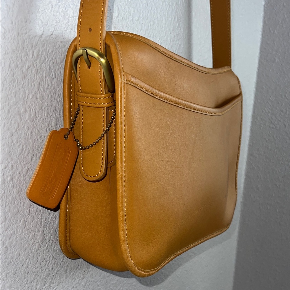SOLD. 💛 COACH Butterscotch Glove-tanned Cowhide Leather Zippered Crossbody Bag! - Picture 2 of 9